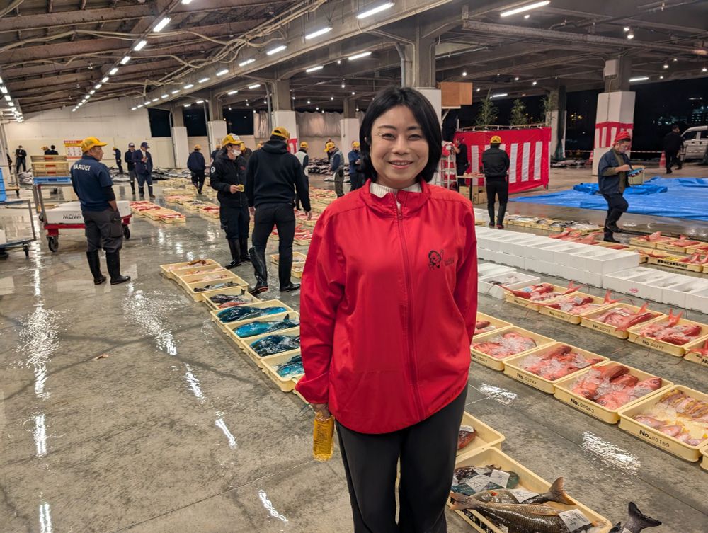 初セリ直前の泊漁港。