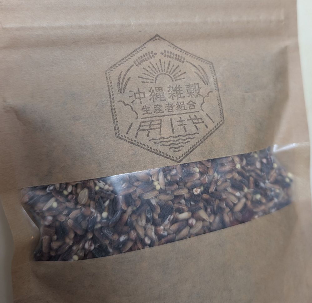 沖縄雑穀生産者組合が栽培収穫し、販売しています。
生産は離島が中心。

紫黒米（西表島）、高きび（渡名喜島・小浜島）、アマランサス（波照間島）など。