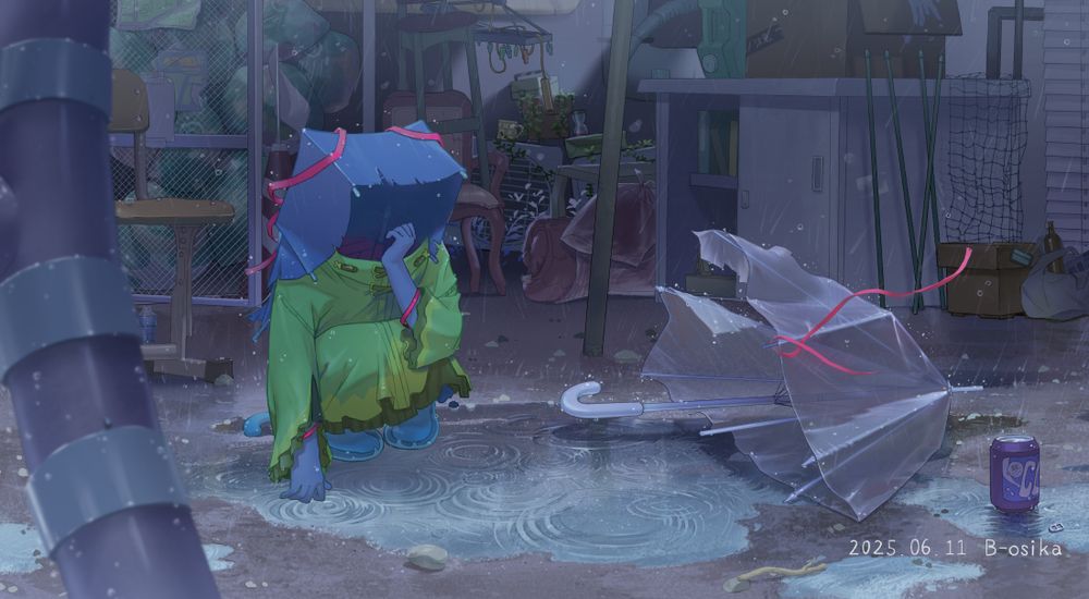 空が暗く、雨が降ってどんよりとした日中。水たまりが出来た地面の上に、破損したビニール傘が転がっている。そのそばで、頭部が傘のように見える子供が、そのビニール傘を見つめている。