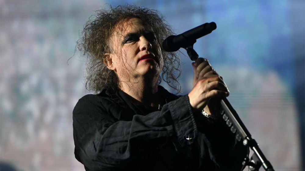 Cure, Radiohead, PJ Harvey, Dua Lipa, Coldplay, Sam Fender e altri: appello delle star britanniche contro il caro-biglietti

Appello di diverse star della musica britannica al governo laburista di Keir Starmer in favore di una regolamentazione più stretta del mercato dei biglietti dei concerti sui siti online: in particolare contro i meccanismi di rivendita a prezzi esosi di ingressi accaparrati in precedenza, il cui costo è arrivato a sfiorare cifre iperboliche da quasi 4.500 sterline (oltre 5.000 euro). "Da troppo tempo - si legge nel testo diffuso sui media - certe piattaforme acquistano i massa i biglietti per poi rivenderli su internet a prezzi esorbitanti".