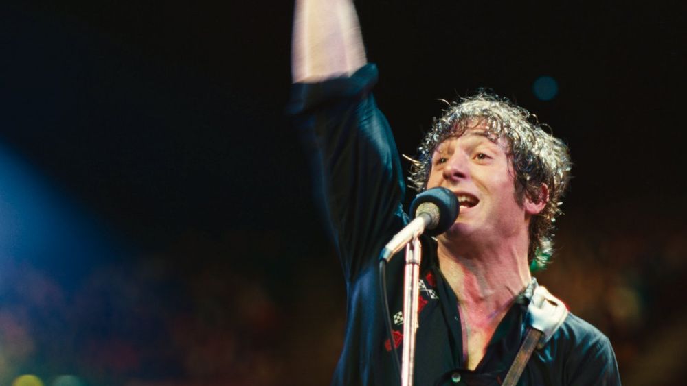 Bruce Springsteen: guarda il video di Jeremy Allen White che canta "Born To Run" nel film "Liberami dal nulla"

I 20th Century Studios hanno diffuso una nuova clip da "Springsteen: Deliver Me From Nowhere (Liberami dal nulla)", biopic dedicato al Boss, in uscita nelle sale il prossimo 23 ottobre.