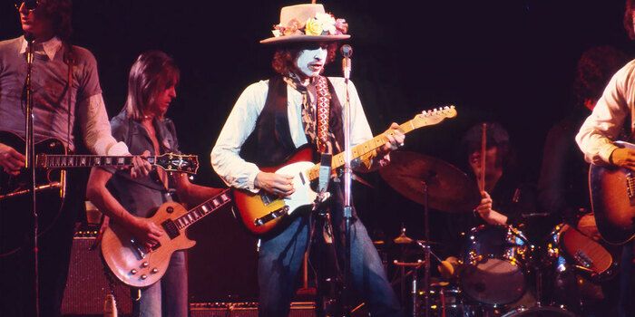 Rolling Thunder Revue - La notte in cui Bob Dylan partì per il suo viaggio più picaresco

Il 30 ottobre di 50 anni fa Bob Dylan inaugurava la sua leggendaria Rolling Thunder Revue: ripercorriamo insieme quella notte memorabile