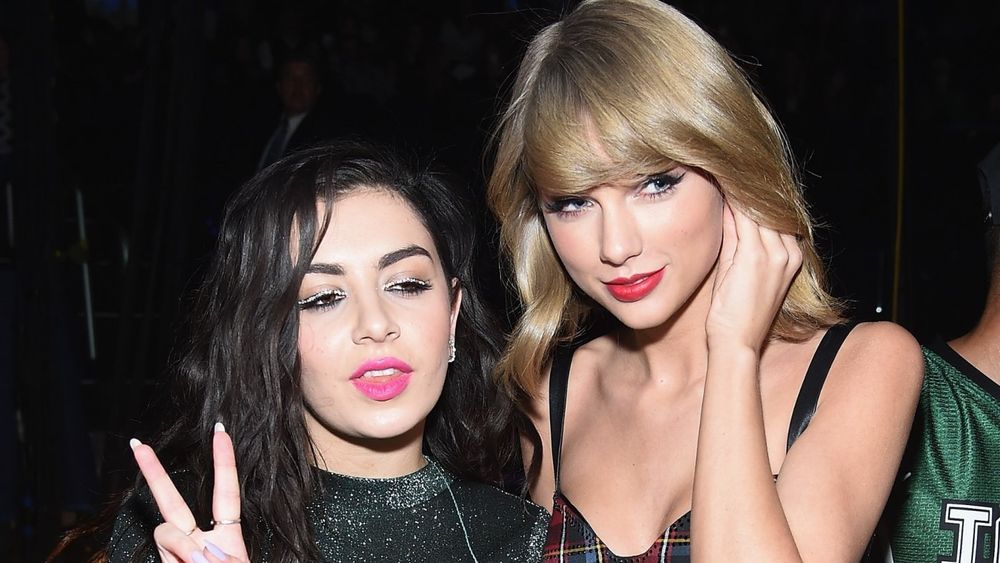 Taylor Swift contro Charli XCX: un dissing nel nuovo brano "Actually Romantic"?

Se Taylor Swift è la regina del mainstream, Charli XCX è sicuramente tra coloro che possono contenderle lo scettro, dopo il successo globale del suo "Brat".