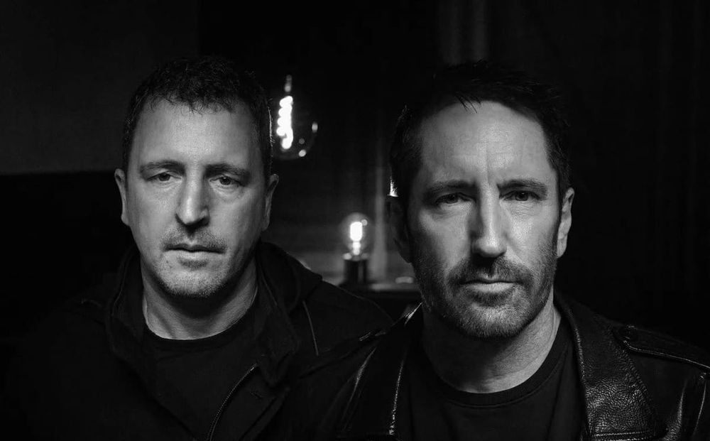 Nine Inch Nails: guarda la première di "Tron: Ares"

Alla première mondiale di "Tron: Ares, Nine Inch Nails" hanno offerto un assaggio potente e suggestivo della loro nuova colonna sonora per il film, fondendo come sempre elettronica visionaria e tensione industriale.L’evento si è svolto lunedì 6 ottobre davanti al celebre TCL Chinese Theatre di Hollywood, alla presenza delle star Jared Leto, Greta Lee, Evan Peters, Jodie Turner-Smith, Gillian Anderson e Jeff Bridges, insieme ai due artefici sonori del progetto, Trent Reznor e Atticus Ross.