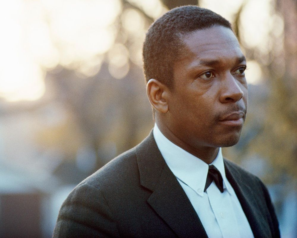 John Coltrane - A faccia a faccia con Dio

Il sassofonista americano ha rappresentato la figura spirituale per eccellenza della musica jazz. Passando dagli abissi della tossicodipendenza è riuscito ad avvicinarsi sempre più al divino, decidendo di dedicare il suo talento interamente alla sua visione di Dio. Dalle collaborazioni con Miles Davis e Thelonious Monk alla sua attività solista, la storia di un genio che ci ha lasciati troppo presto