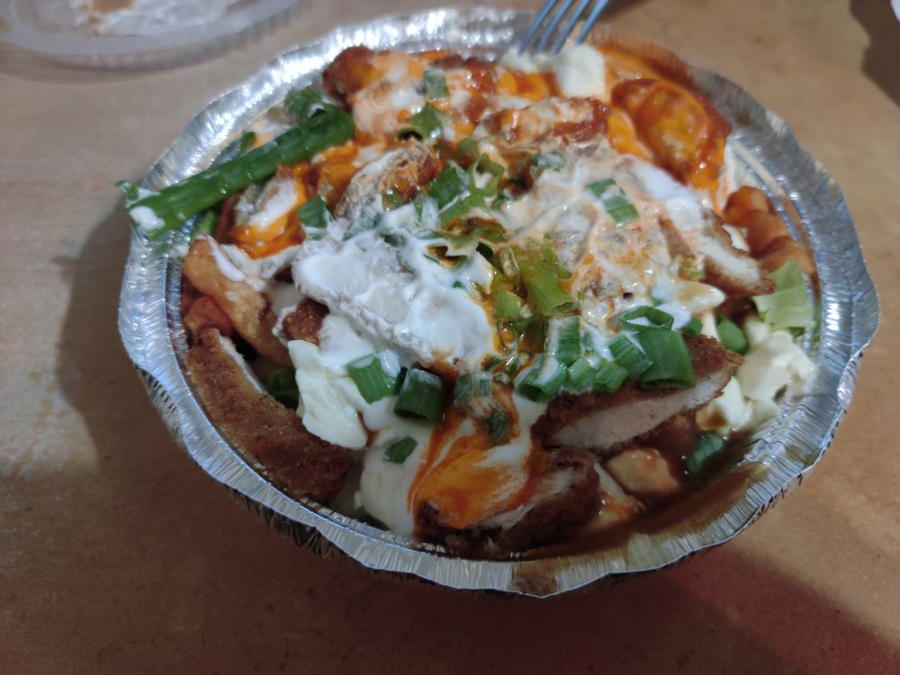 Buffalo poutine with chicken and shallots