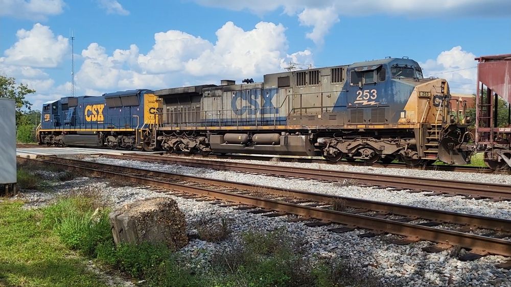 CSX train Q604 brings a 2 mile long train thru the junction at Plant City, FL