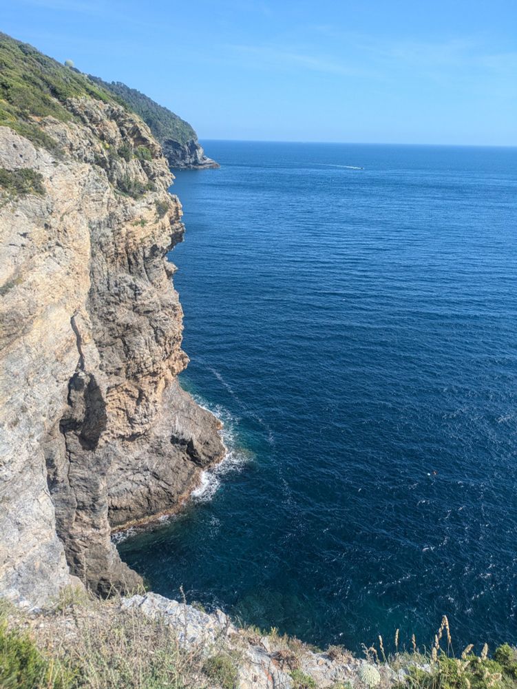 Cliff, sea, sun, in the south of France. Vertical photo
