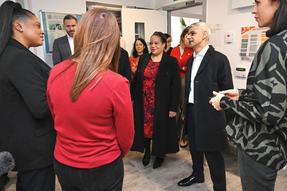 Photo of Mayor of London Sadiq Khan and Deputy Mayor for housing, Tom Copley in conversation with guests being while on a tour of the St Mungo’s No Second Night Out Assessment centre. 