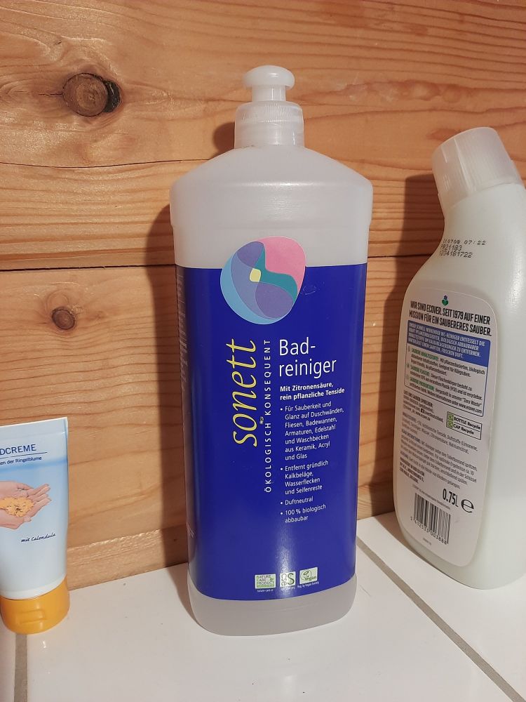 Auf dem Bild ist eine Flasche Badreiniger von Sonett zu sehen