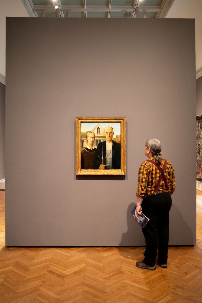 Un uomo guarda "American Gothic" all'Art Institute of Chicago, foto mia