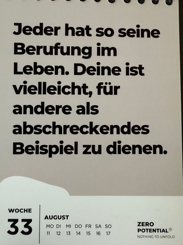 Ein Foto von einem Kalenderblatt. Darauf steht „Jeder hat so seine Berufung im Leben. Deine ist vielleicht, für andere als abschreckendes Beispiel zu dienen.“