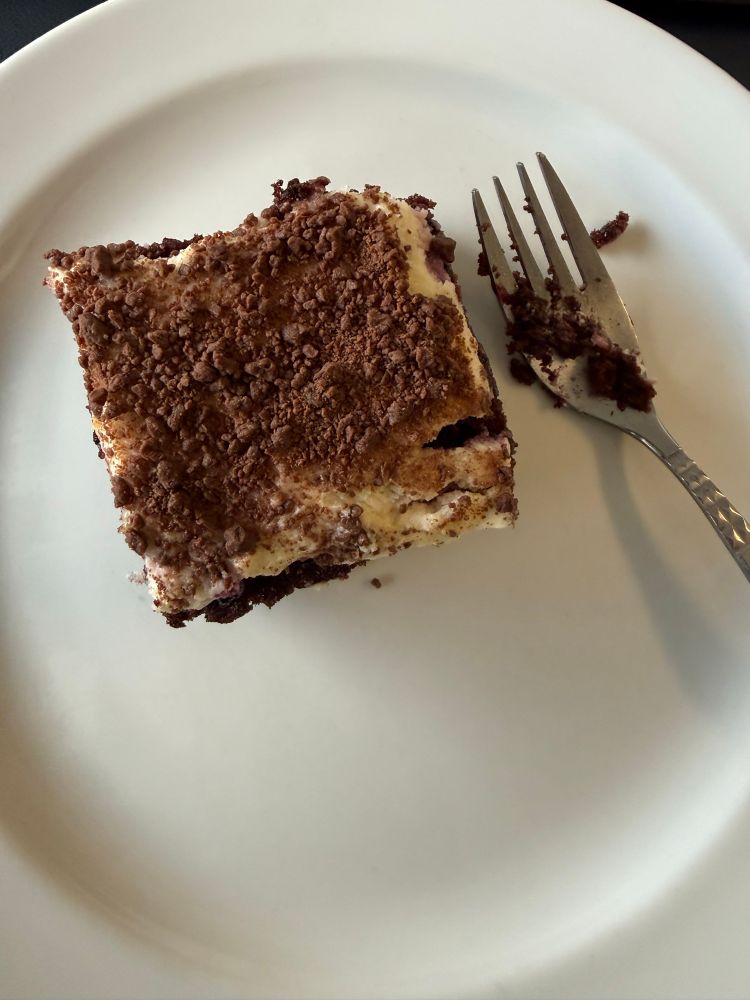 Eine Nahaufnahme von einem Stück Kuchen und eine Gabel auf einem Teller 