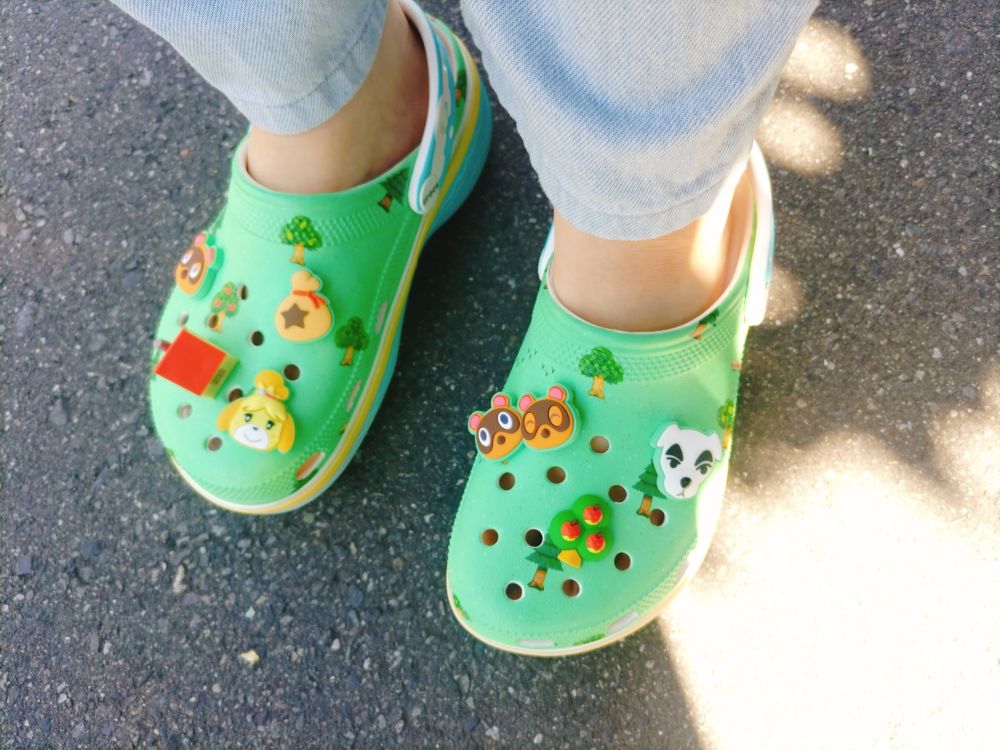 あつまれどうぶつの森のクロックスを履いた足