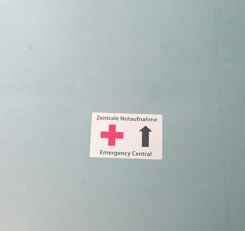 Zeichen der Notaufnahme auf dem Fußboden 