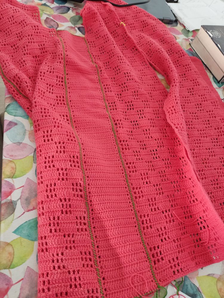 El puñetero vestido color coral en proceso de cosimientos varios con hilo verde, que oye, queda bastante bien el contraste.