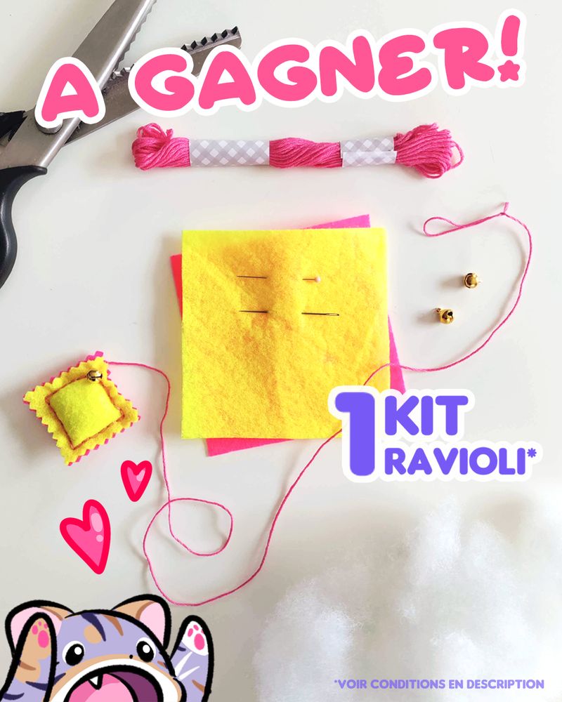 photo de présentation qui montre le kit à gagner: 2 carrés de feutrine jaune et rose, deux clochettes, une aiguille et une épingle et un fil à broder rose. Un ravioli fini est posé à côté (gauche) des carrées de feutrine jaune/rose. Une illustration de mon chat qui lève les pattes avant en ayant la bouche ouverte a été mise en bas à gauche. 
On peut lire en gros et rose en haut: A GAGNER! 
et aussi 1 Kit Ravioli* 
*voir conditions en description en violet sur le côté droit de l'image.