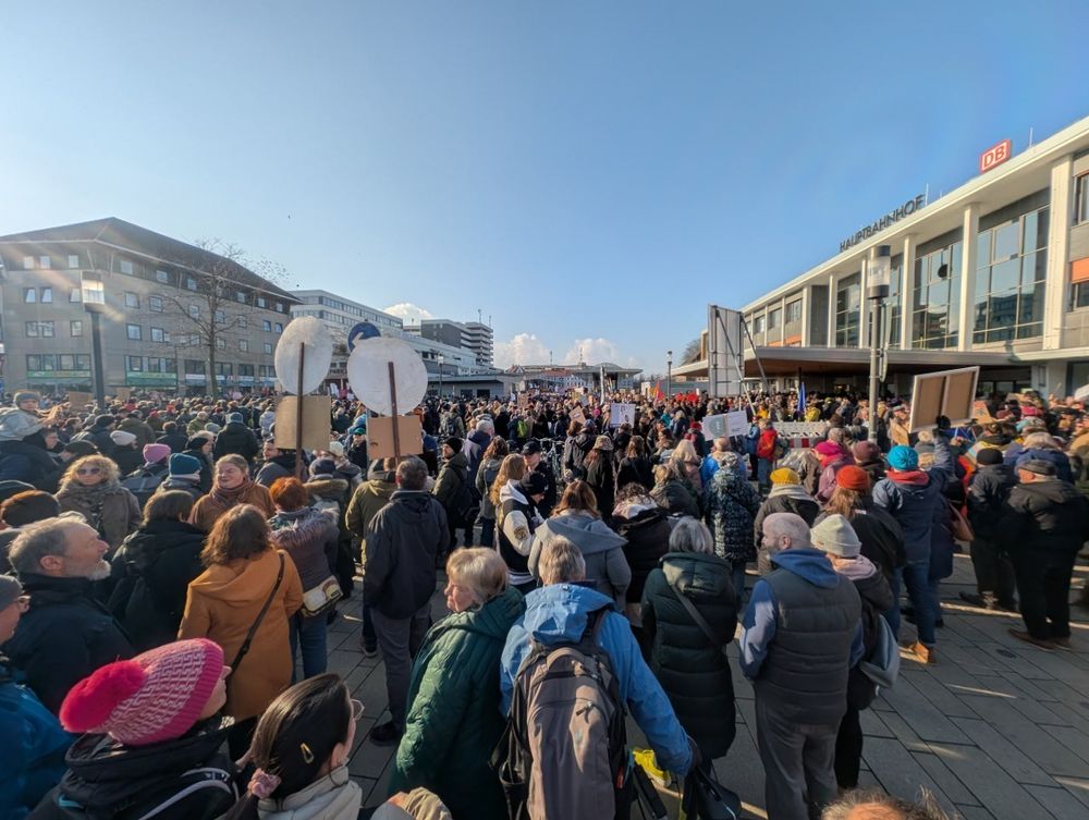 Hildesheim fünf vor zwölf vor dem Abmarsch vorm Bahnhof 