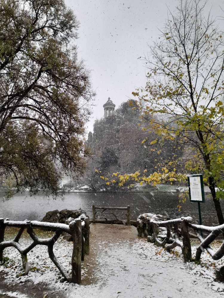 Neige à Paris au parc des Buttes Chaumont. Vue sur l'eau