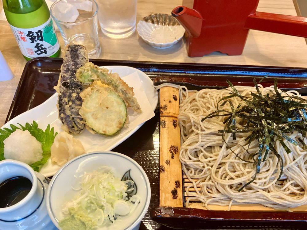 日本酒冷酒と野菜天ぷら盛り合わせ、ざる蕎麦