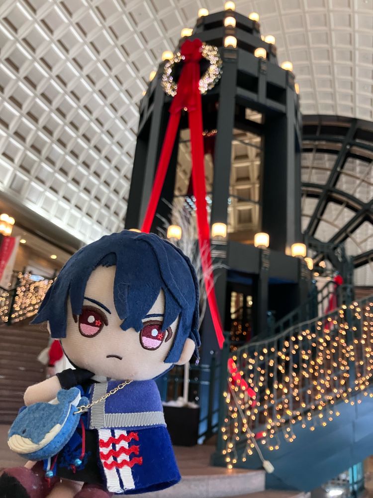 魔法使いの約束のシノのぬいぐるみを銀河劇場にあるクリスマスデコレーションの前で撮影しました。