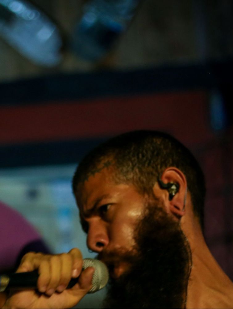 Oh o fiozin passando por dentro do buraco do alargador. Anti queda, anti furto.