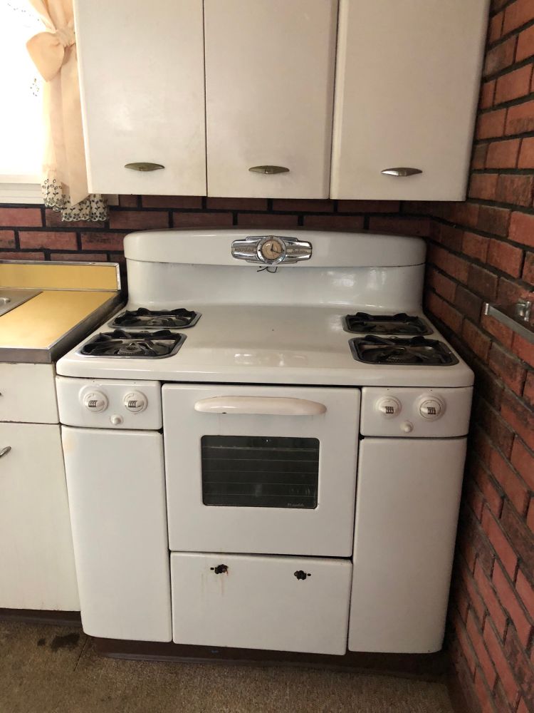 I wish I could have kept and restored this white vintage gas stove. This was the day I last set eyes on it in February 2020 when gram’s house was being sold. 