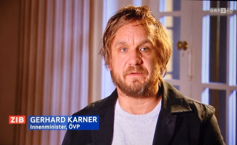 Ein Screenshot von einem Bericht in der ZIB1 über ein neues Theaterstück. Im Bild spricht gerade der Theaterregisseur David Bösch. Unter ihm eingeblendet steht: 

GERHARD KARNER
Innenminister, ÖVP