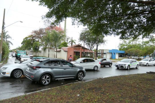 Acesso à Rodoviária do Shopping Estrada é reduzido e complica trânsito na BR-101, em Campos - J3News