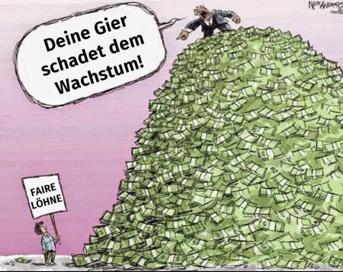 Karikatur: Ein Mann steht auf einem riesigen Haufen Geldscheine und zeigt verärgert nach unten auf eine kleine Person mit einem Schild, auf dem "FAIRE LÖHNE" steht. Der reiche Mann ruft in einer Sprechblase: „Deine Gier schadet dem Wachstum!“ Die Szene kritisiert auf satirische Weise die Ungleichverteilung von Reichtum und die Absurdität, mit der Forderungen nach fairen Löhnen als „gierig“ dargestellt werden, obwohl der Reiche auf einem Berg aus Geld thront.