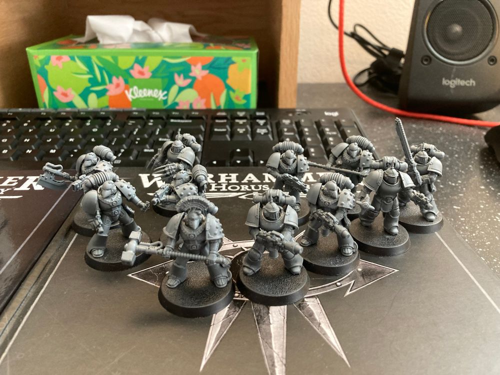 A group of unpainted Mk3 & Mk6 marines wielding a variety of melee and/or ranged weapons. They are meant to serve as members of veteran squads.