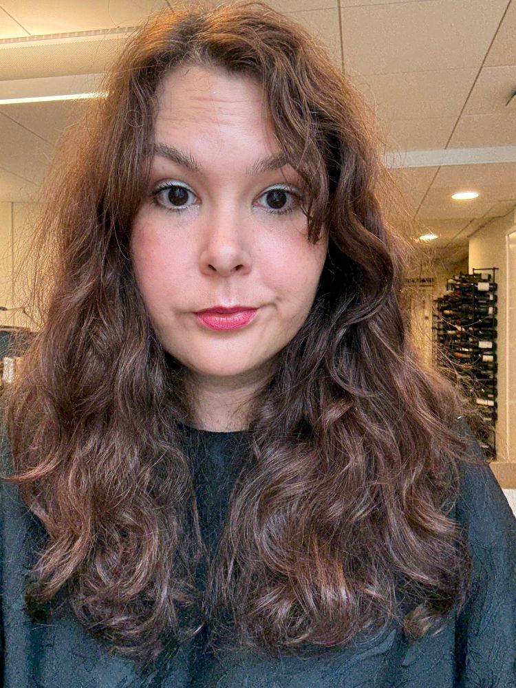 Selfie på långhårig Hanna som inte har lugg men eventuellt lite ”lugg”. 