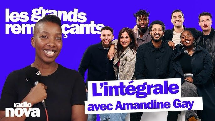 Sur fond bleu Klein:
Photo qui occupe les 2/3 droits de l’image et sur laquelle apparaît l’équipe de l’émission #lesgrandsremplaçants sur Radio Nova
Dans le 1/3 gauche de l’image, portrait d’Amandine Gay pris lors de l’émission.