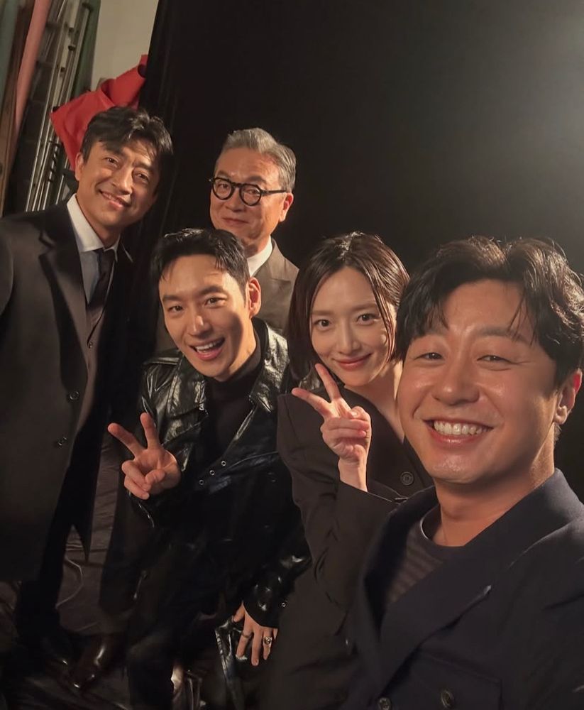 Jang Hyukjin, Kim Euisung, Lee Jehoon, Pyo Yejin and Bae Yuram taking a photo together 