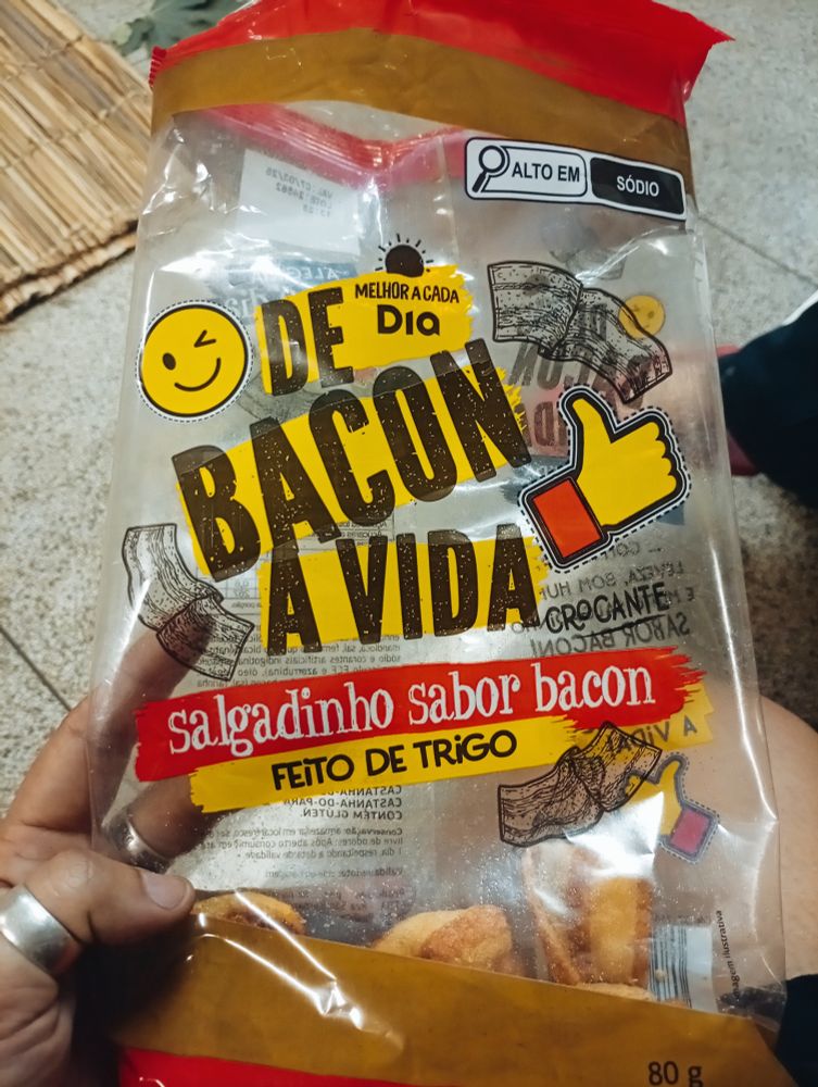 Saguadinho de bêico chamado "de bacon a vida"