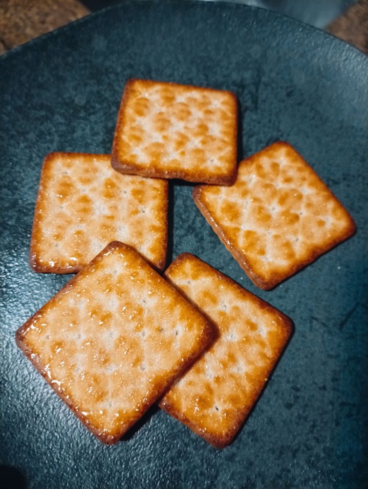 5 bolacha biscoito cristal em cima de um prato azul narinho