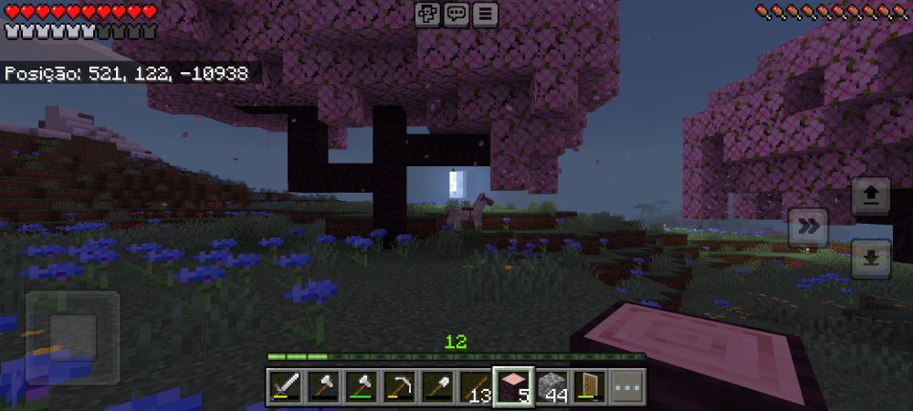 Imagem do jogo Minecraft, no bioma de cerejeira, com um cavalo branco com cela e a lua uns 40% minguante.