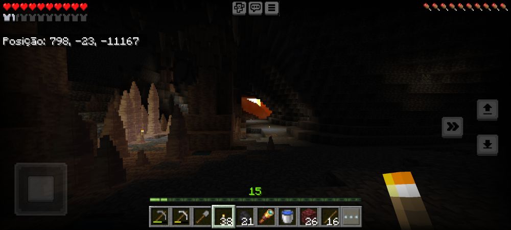 Print de uma caverna do jogo Minecraft, com o sol ao fundo.