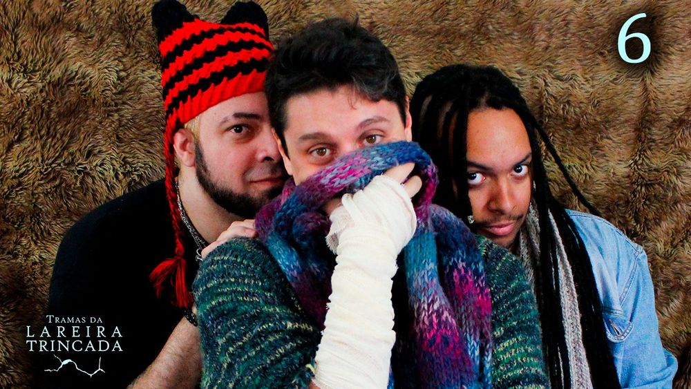 Lucas, Gabiru e Alex, e o prognóstico não é bom... Lucas está na frente, ao centro, olhando para a câmera e cobrindo a parte inferior do rosto com um cachecol, com cara de quem não sabe se ri ou se chora. À esquerda, Gabiru, usando um gorro engraçadinho vermelho e preto, apoia a mão no ombro de Lucas e olha para a câmera meio escondido, meio curioso pra ver no que vai dá. À direita, Alex se encolhe atrás de Lucas com um olhar de quem sabe que fizeram algo errado...
O fundo atrás é como a pele de um animal estendida, marrom.