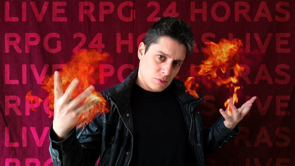 Thumbnail da live: Lucas, sério, encarando a câmera, vestindo camiseta  jaqueta preta. Das suas mãos erguidas saem labaredas. O fundo é vermelho, com os letreiros de Live RPG 24h se repetindo diversas vezes.
