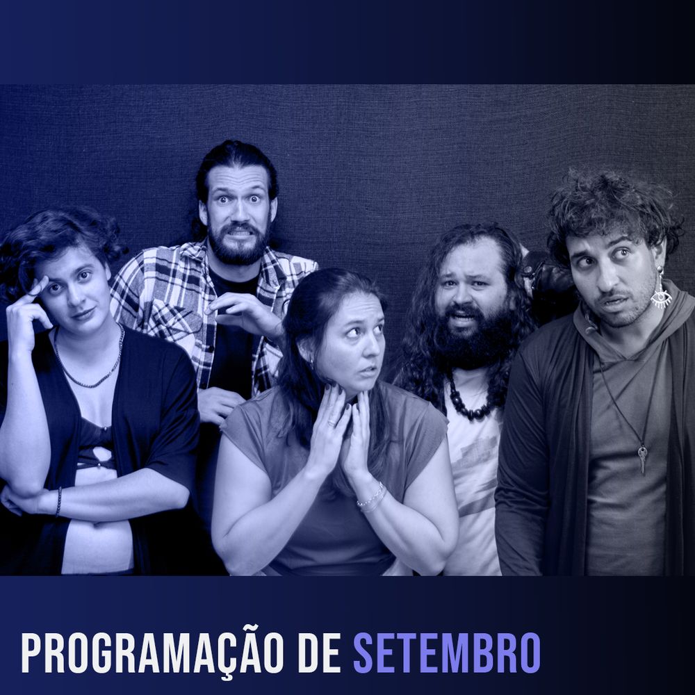 Sobre o título "Programação de Setembro", uma foto em preto e branco, azulada, da party de Domínio das Sombras: Fai, preocupado, olhando para frente com o rosto inclinado, apoiando a testa nos dedos; Henrique, meio encolhido, olhando para frente com expressão assustada; Gabi, um pouco abaixada, alerta, olhando para o lado com as mãos juntas sobre o pescoço; Tuzão olhando para frente, com uma mão na cabeça, e uma expressão desconcertada; Sérgio olhando de esguelha para fora da foto, preocupado. 