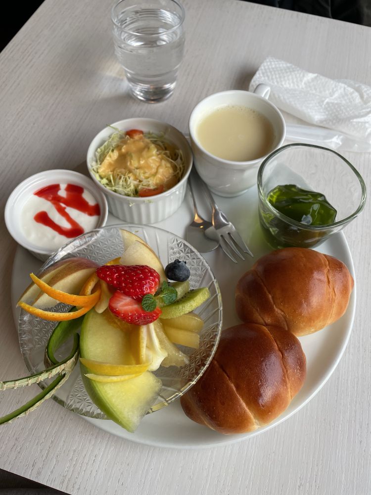 フルーツのむらはた。フルーツランチ。軽くトーストしてあるバターロール、カットフルーツ(メロン、オレンジ、りんご、キウイ、ゴールデンキウイ、イチゴ、ブルーベリー)、サラダ、ヨーグルト、ゼリー、スープ