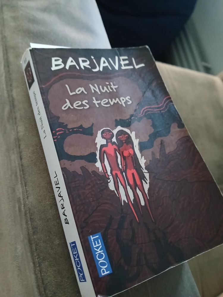 Boka «La Nuit des temps» av forfattaren «Barjavel» ligg på eit armlene.