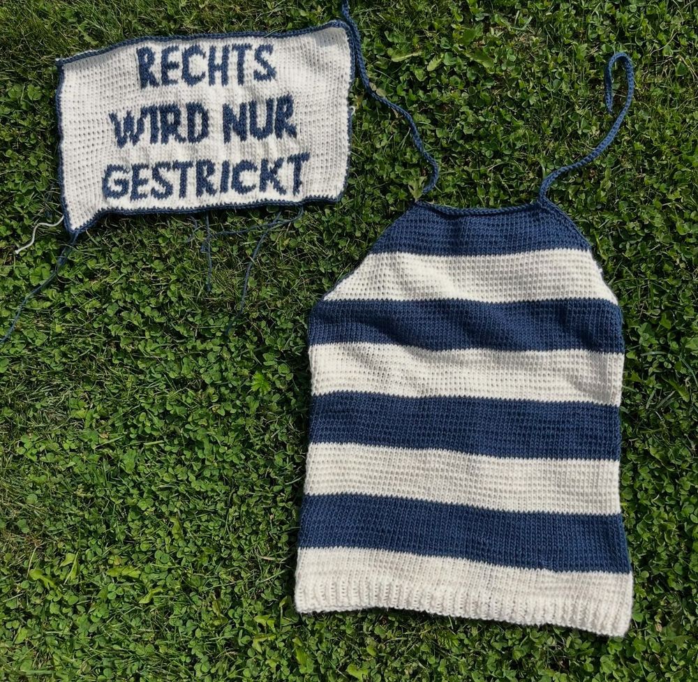 Rechts wird nur gestrickt - Text auf einem Strickstück
