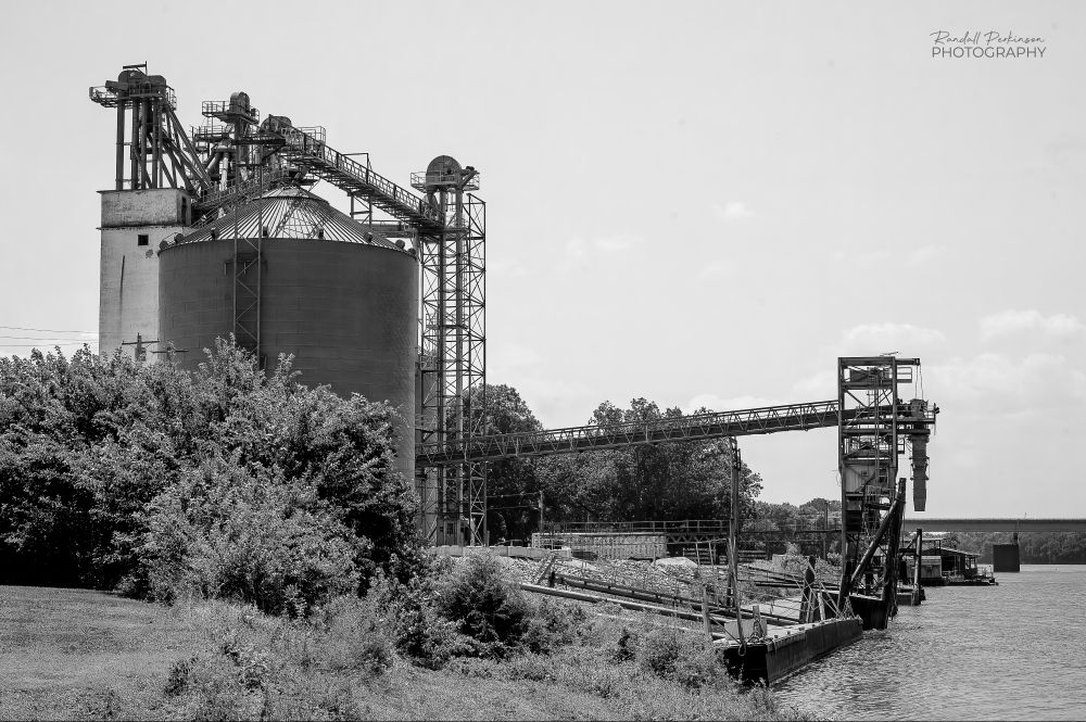 Grain storage silos and a barge loading facility operated by Gateway FS, Inc. on the bank of the Kaskaskia River at Evansville, Illinois.