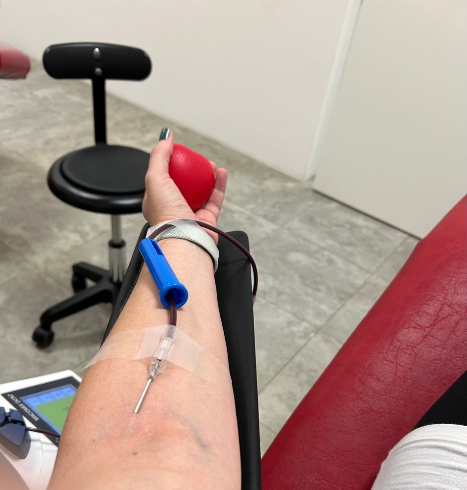 Serras linker Arm beim Blutspenden