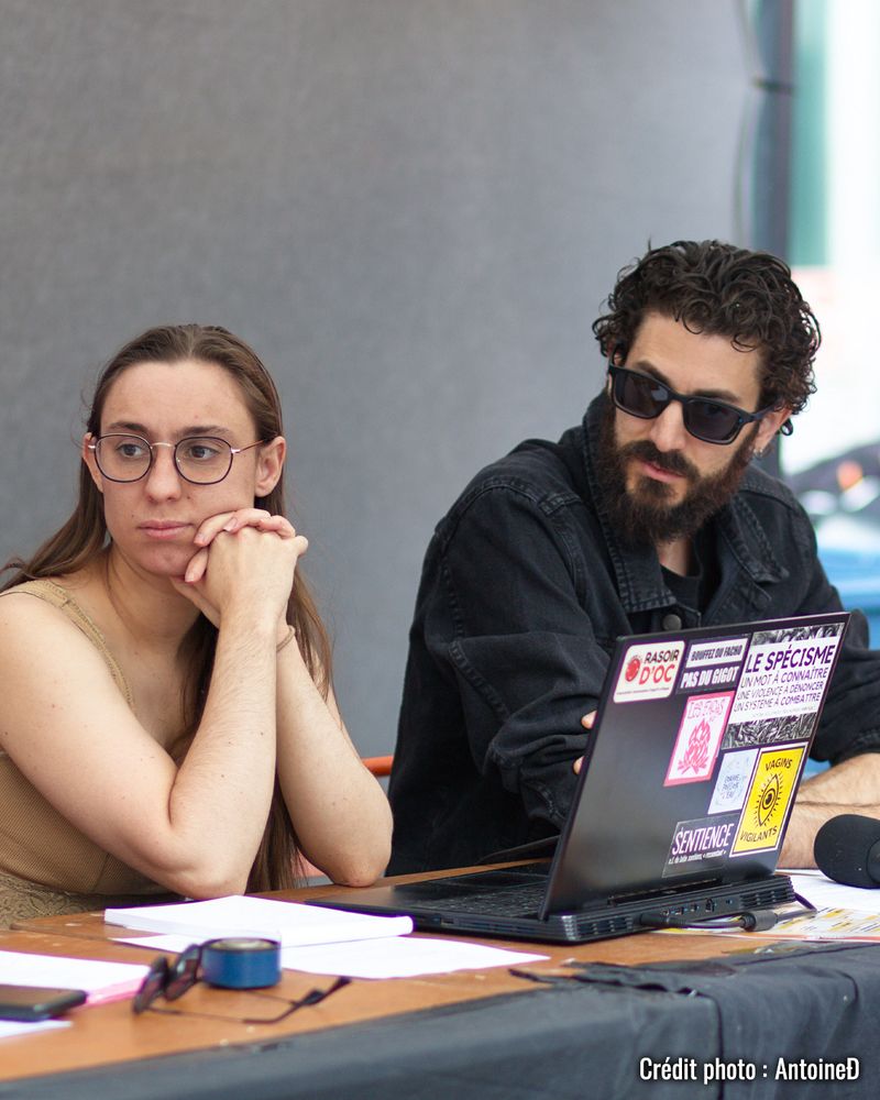 Photo de Lyla M. et Orlando H Banta lors de la table-ronde.