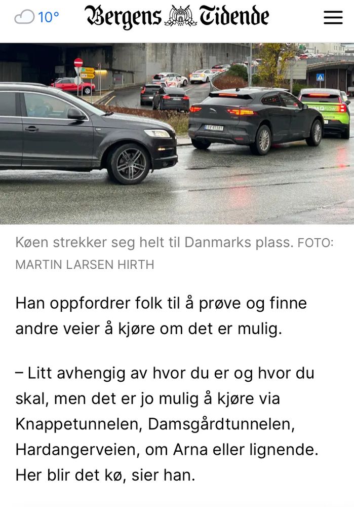 Bilde av bilkø ved Danmarks plass i Bergen. I teksten står det: [Politiet] oppfordrer folk til å prøve og finne andre veier å kjøre om det er mulig.

– Litt avhengig av hvor du er og hvor du skal, men det er jo mulig å kjøre via Knappetunnelen, Damsgårdtunnelen, Hardangerveien, om Arna eller lignende. Her blir det kø, sier han.