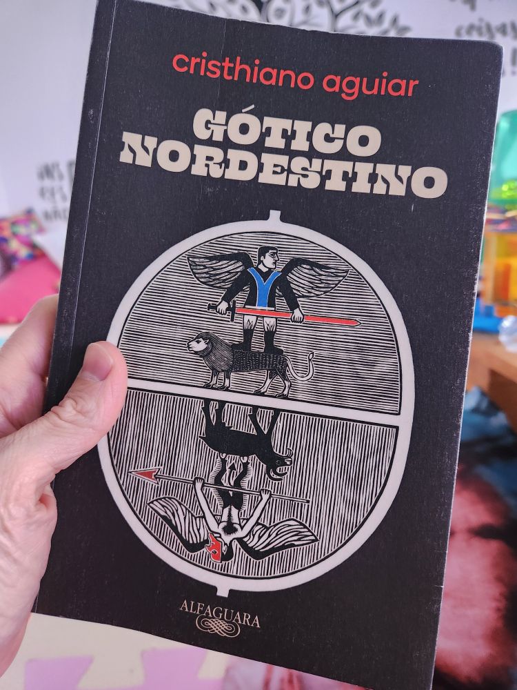 Mão segurando o livro "Gótico Nordestino", do Cristhiano Aguiar