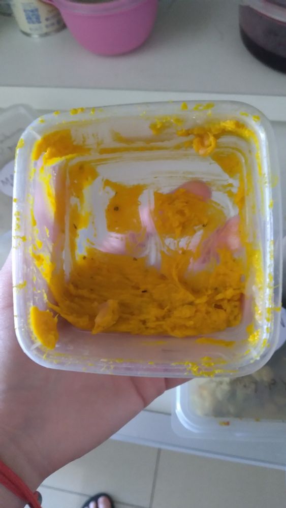 Potinho quadrado com restos de purê de abóbora.